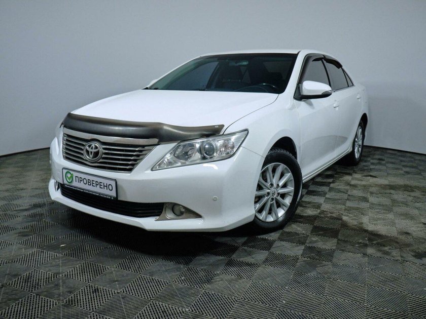 Тойота белая седан