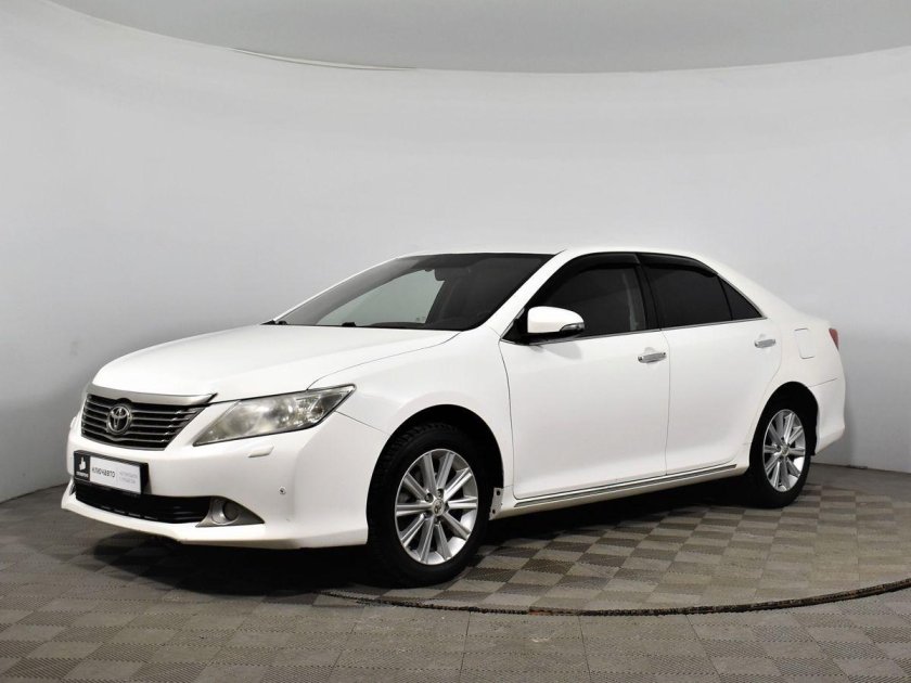 Белая тойота камри