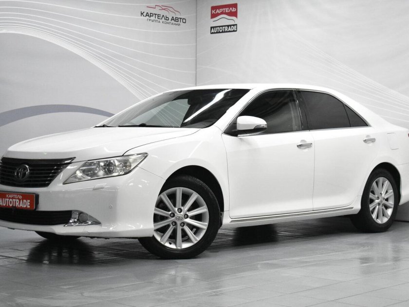 Toyota Camry 2014 — 2017 xv50 Рестайлинг белый