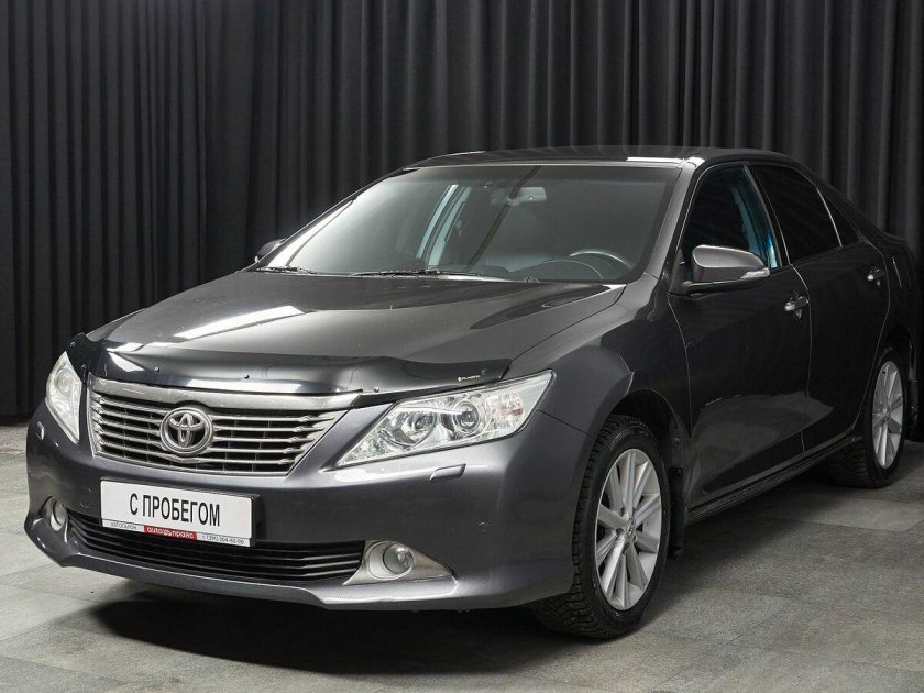 Серая тойота камри
