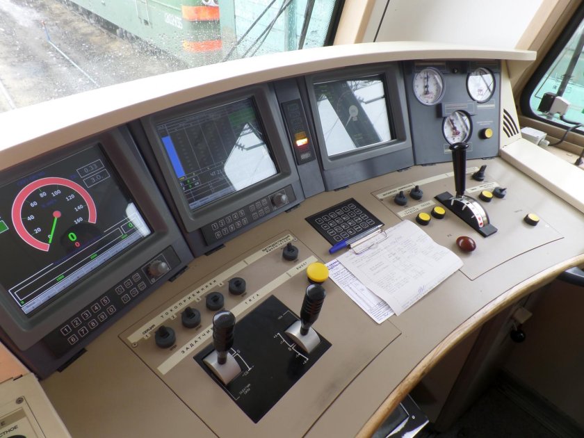 Электропоезд эр2 кабина машиниста