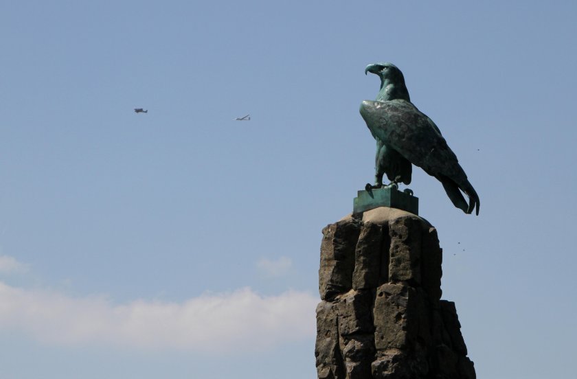 Орел со змеей скульптура