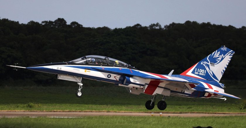 Taiwan air force aidc t-5