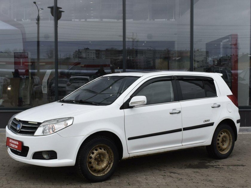 Geely MK Cross белый