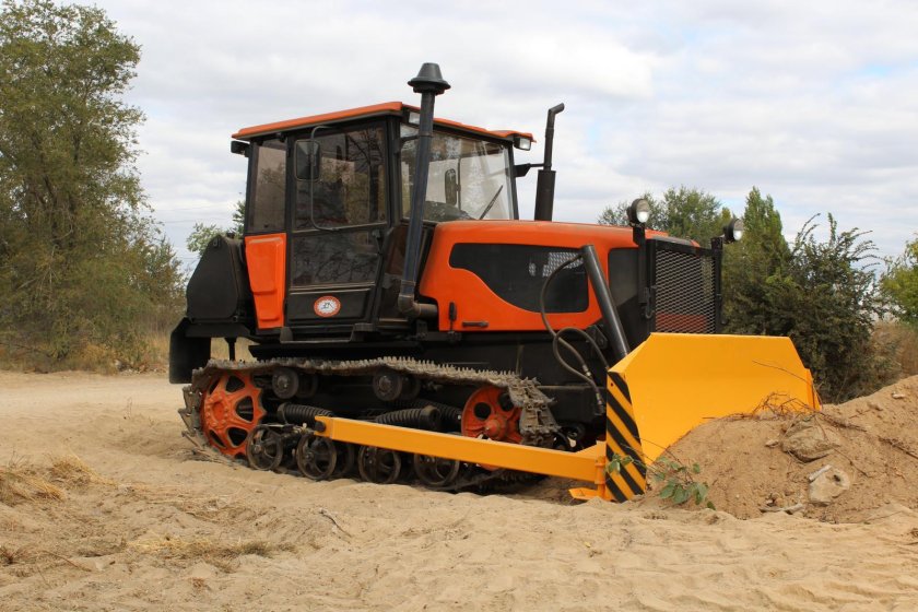 Гусеничный трактор Агромаш 90тг