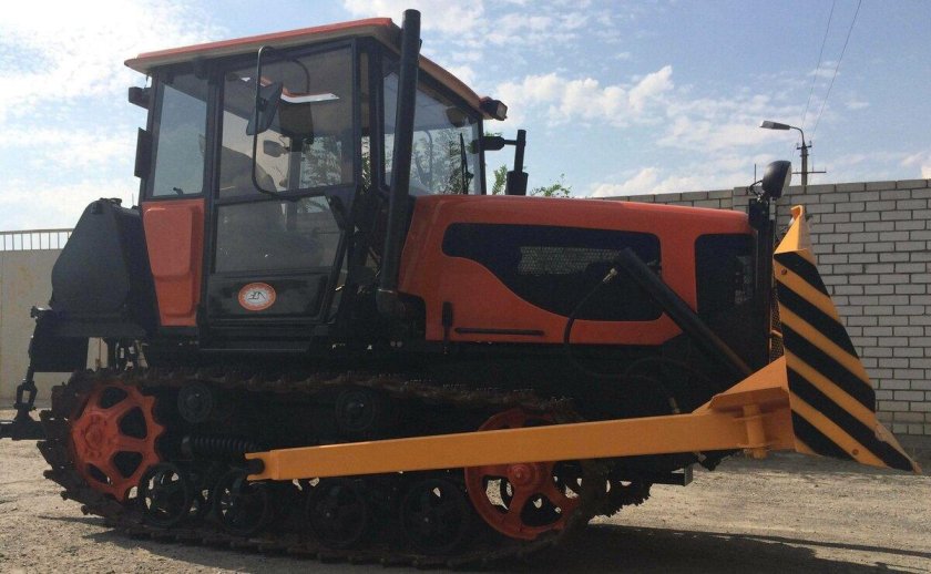 Гусеничный трактор ВТГ-100-рс4