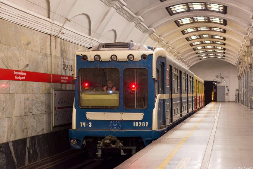 Поезда метро спб