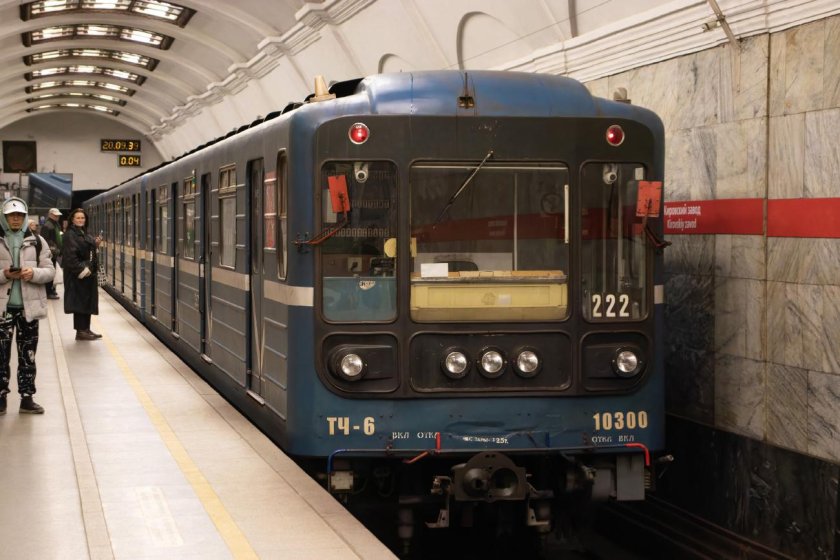 Поезд метро номерной