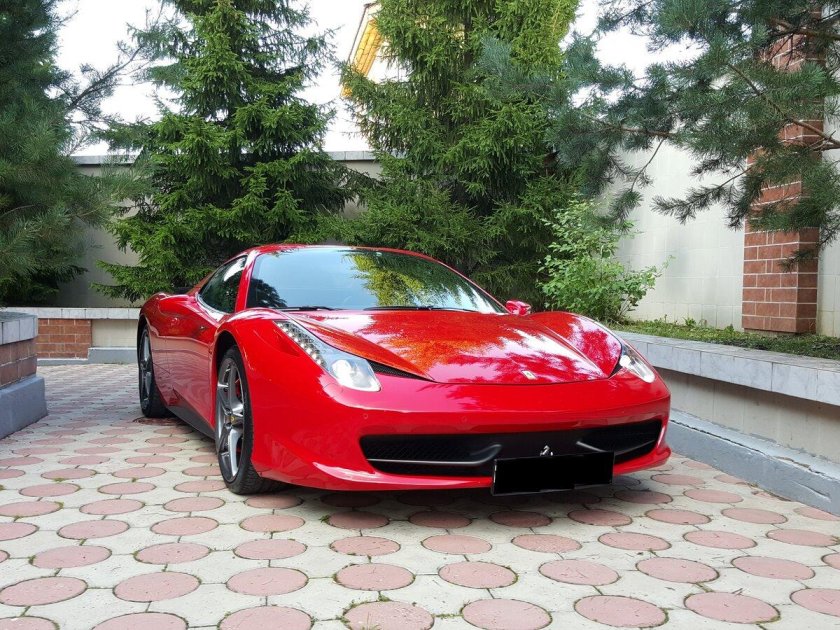 Красная Феррари 458