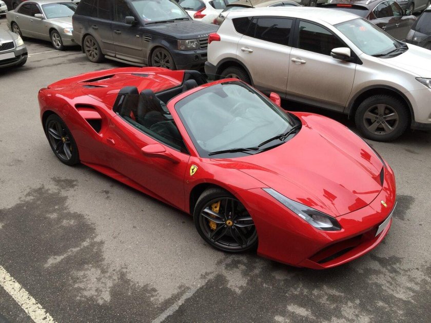 Красная Ferrari 488