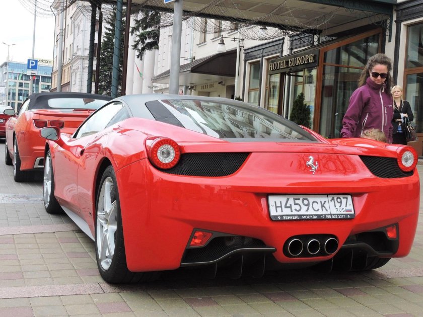 Красная Ferrari 488