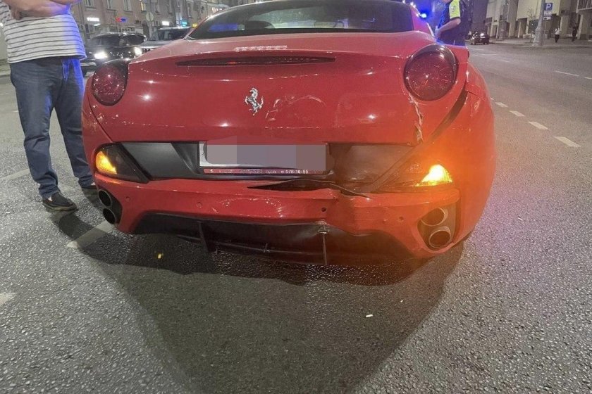 Красная ferrari