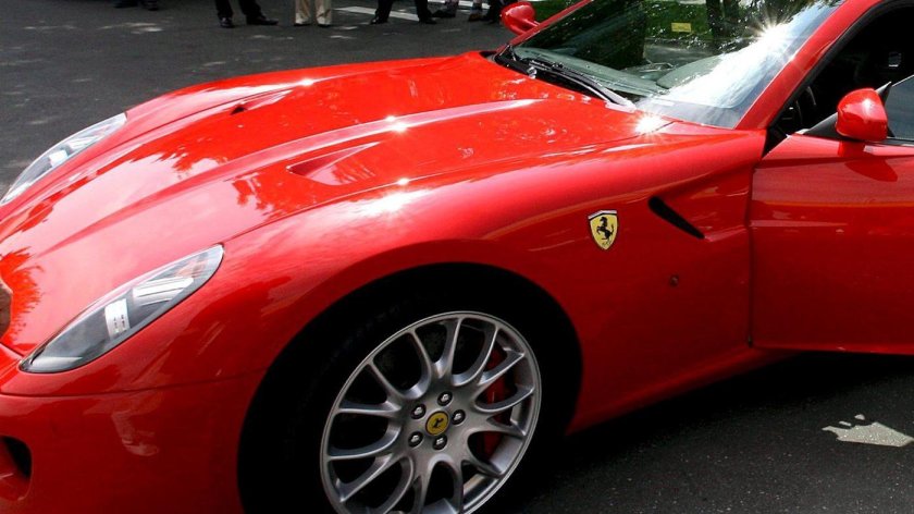 Автомобиль ferrari