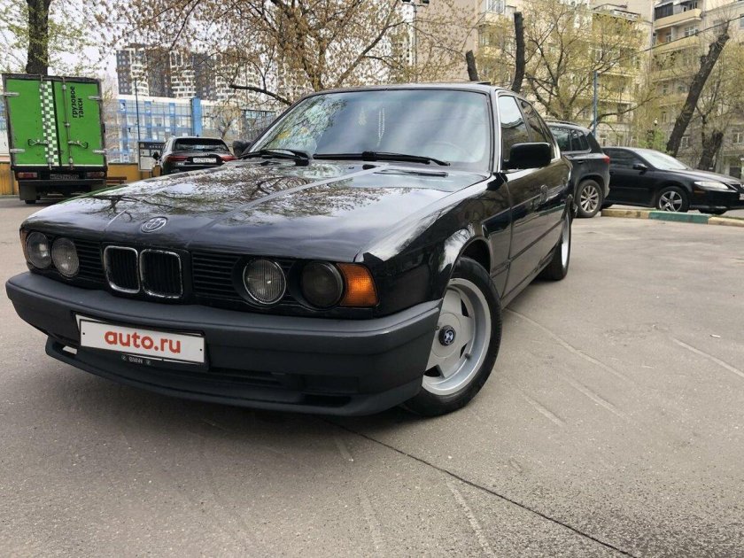 BMW e34 черная бандитцкая тонированная в круг