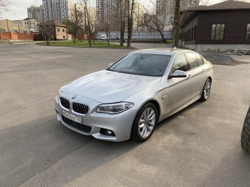 BMW 5 серебристый