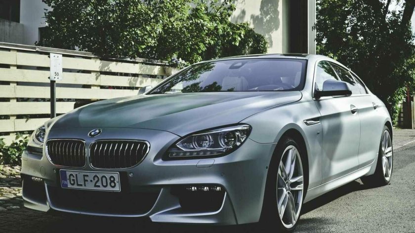 Серебристый седан БМВ