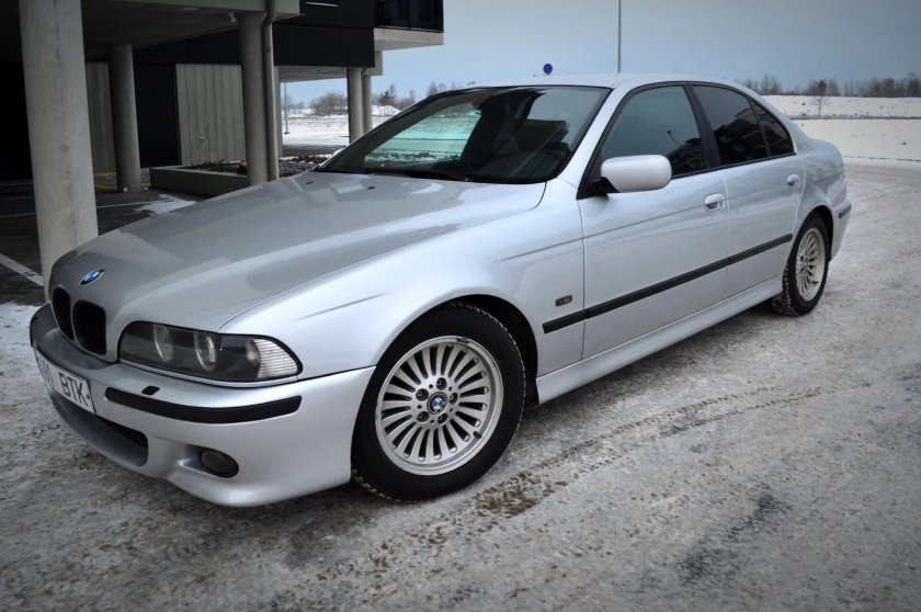 БМВ е39 серебристая