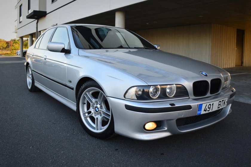 БМВ е39 серебристая