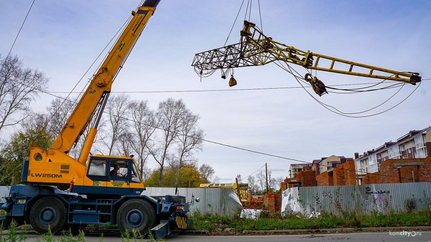Зеленый подъемный кран