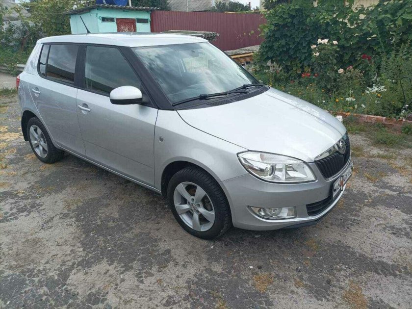 Шкода Фабия серебристая
