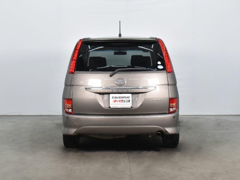 Тойота исис 2010
