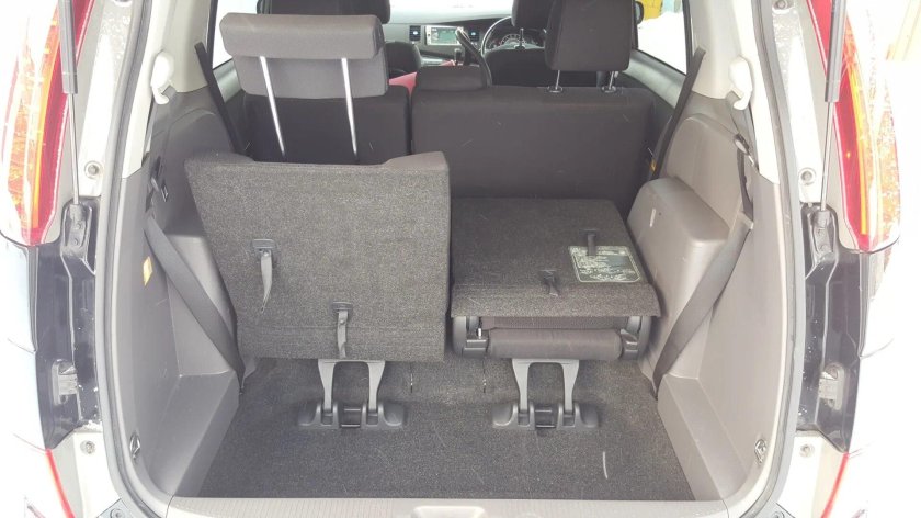 Тойота Исис багажник