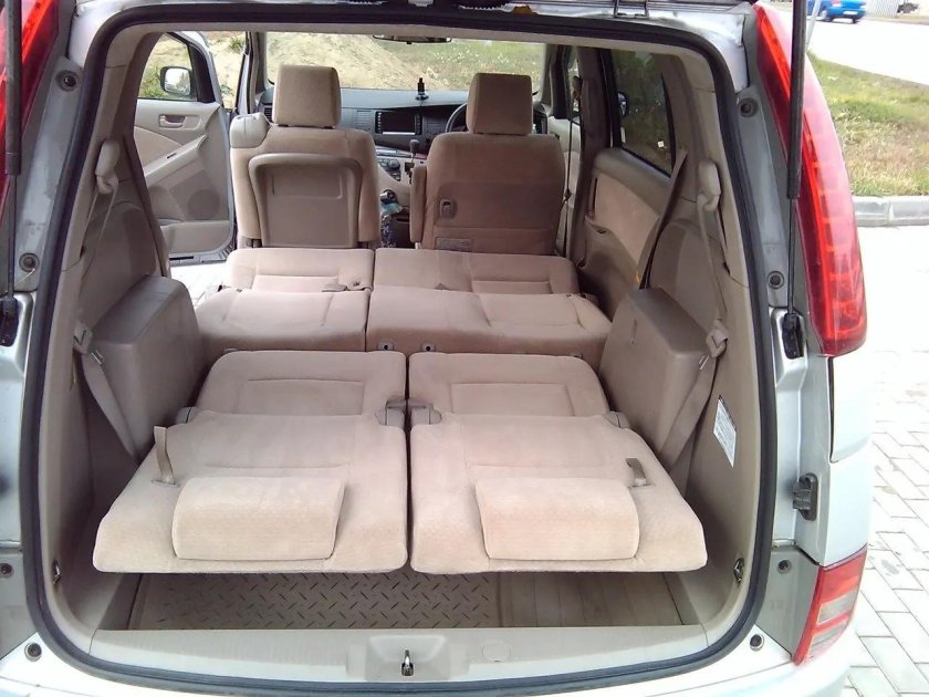 Toyota Isis 2005 салон