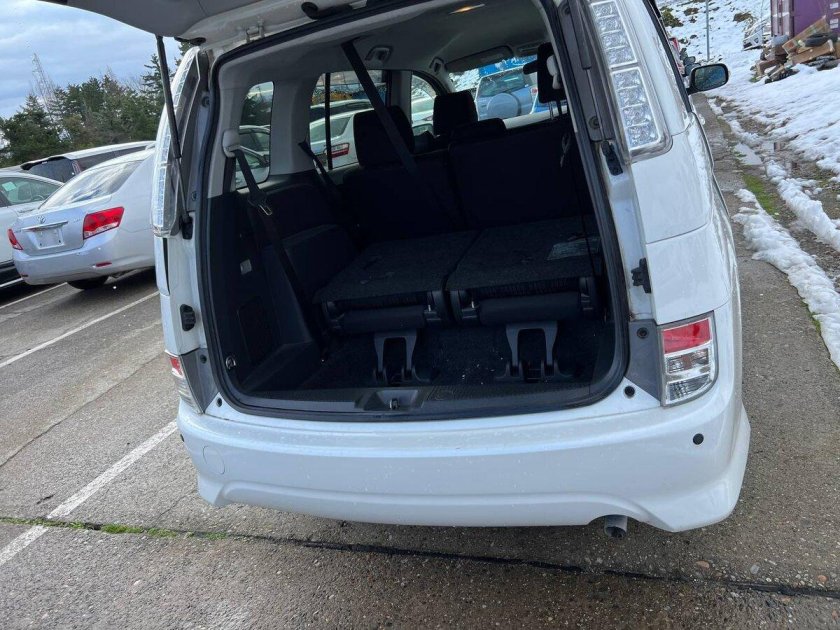 Toyota Isis размер багажника