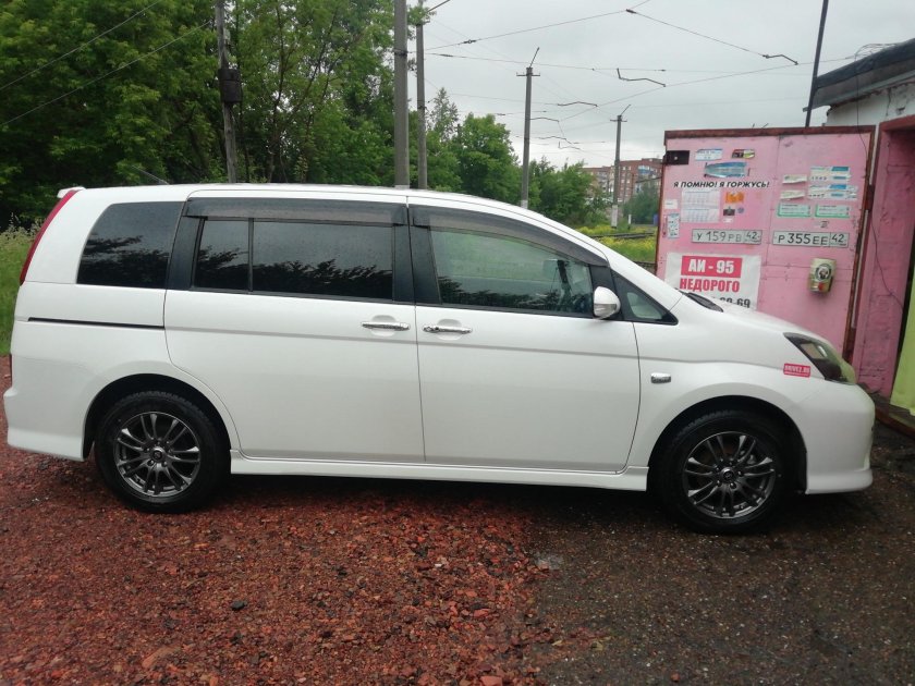 Тойота исис платана