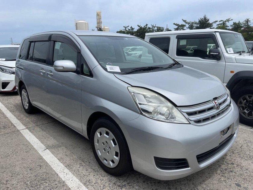 Ниссан Исис