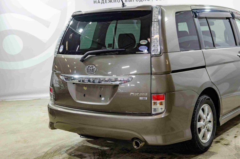 Тойота исис 2012