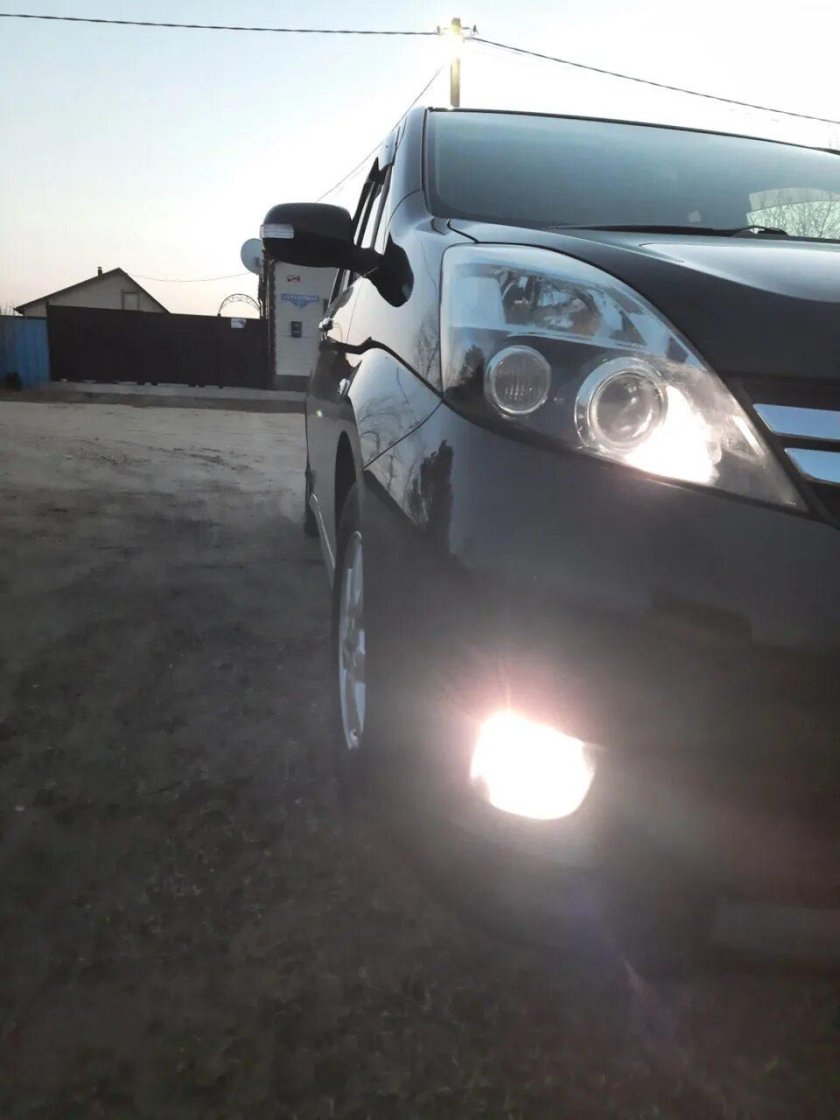 Toyota Isis лампа в габарит