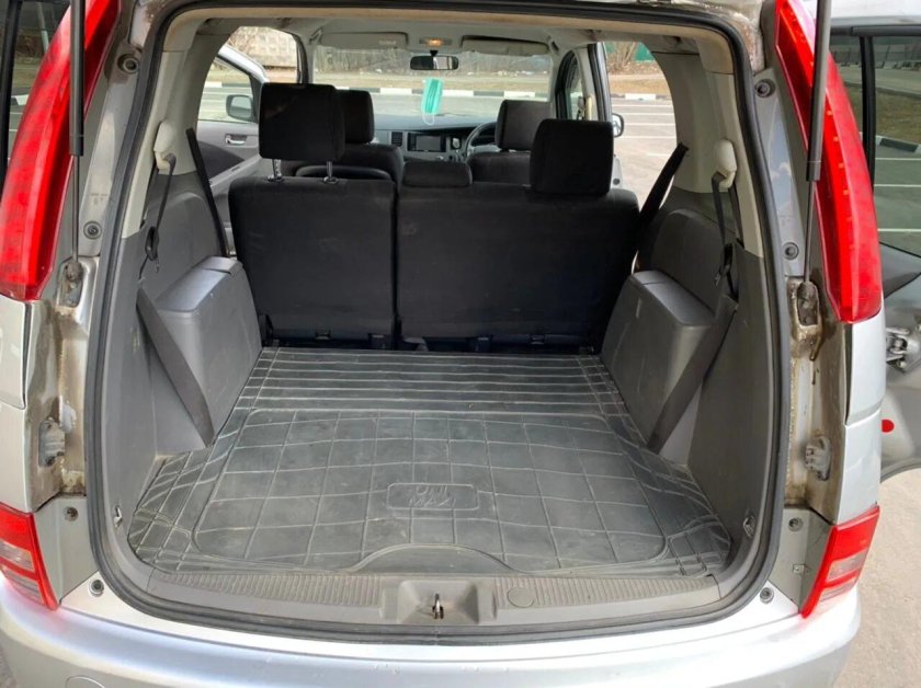 Тойота Исис 2004