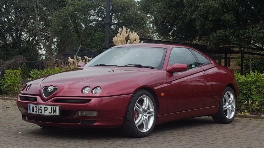 Альфа Ромео машина 2000