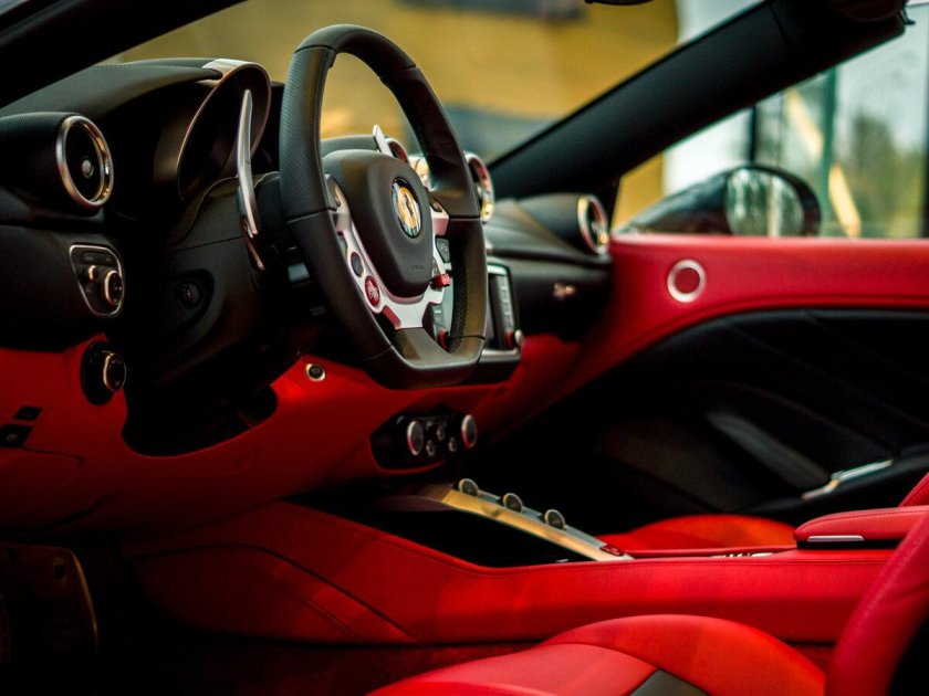 Ferrari салон