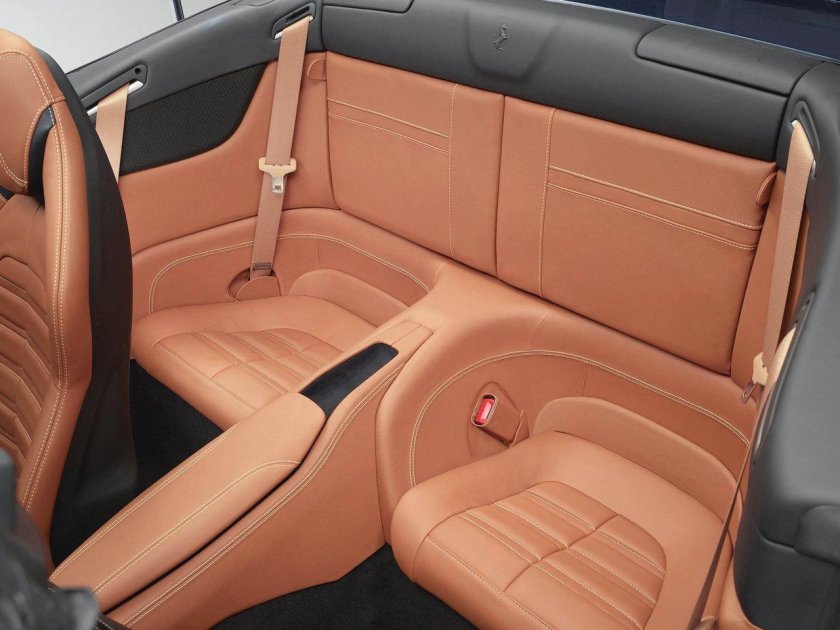 Феррари Рома салон сзади