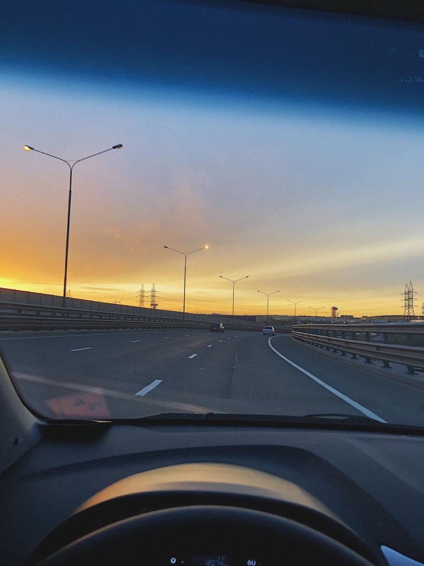 Машина на дороге