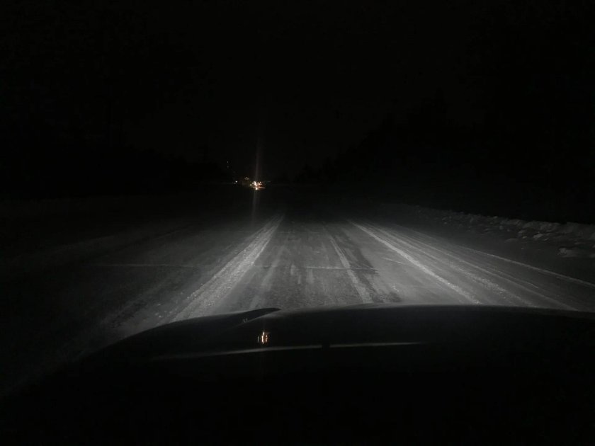 Машина ночью на дороге