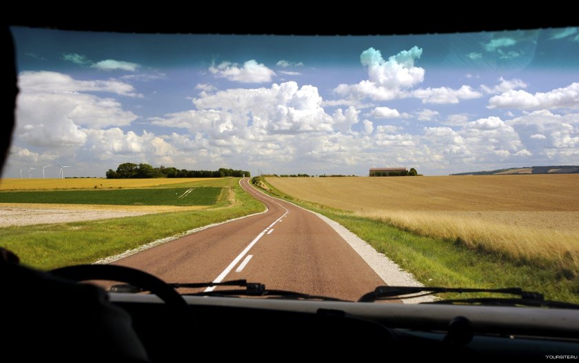 Вид из машины на дорогу