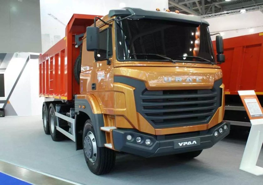 Бескапотный Урал самосвал