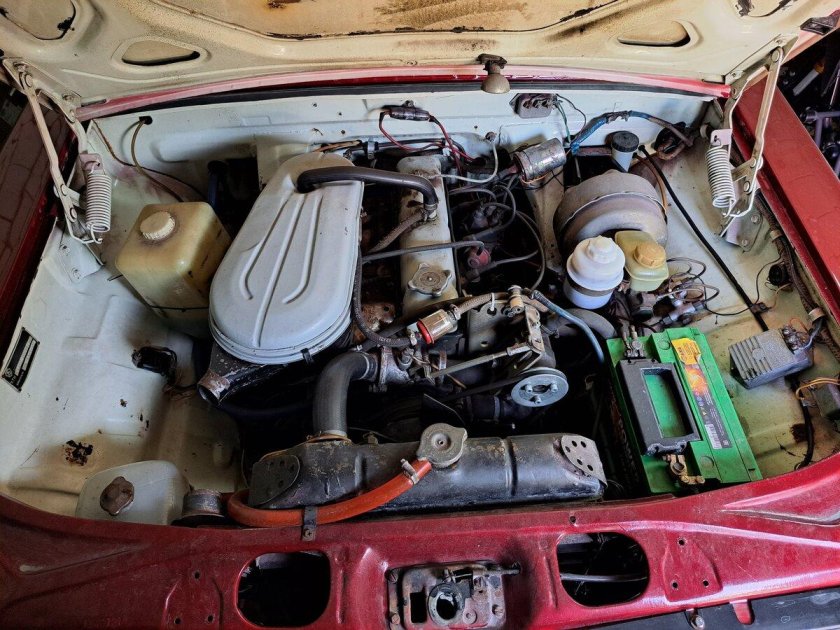 Моторный отсек газ 2410