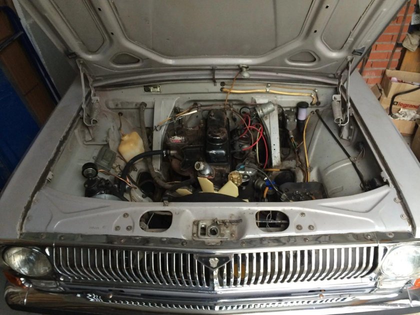 ГАЗ 24 под капотом