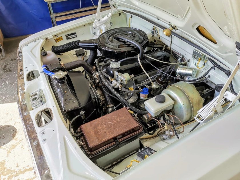 Моторный отсек ГАЗ 2410