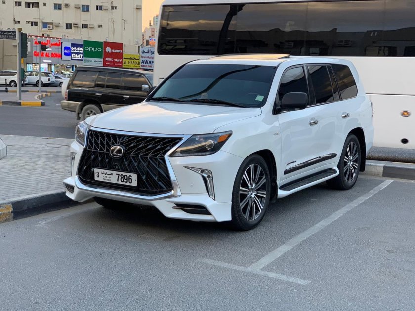 Lexus LX 570 белый