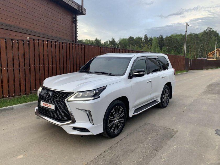 Lexus LX 570 2017 белый