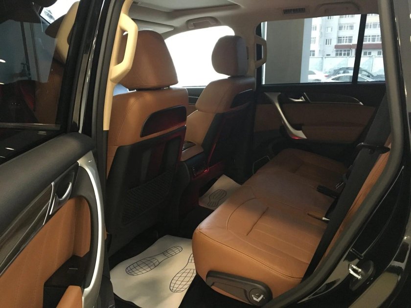 Киа Карнивал коричневый салон