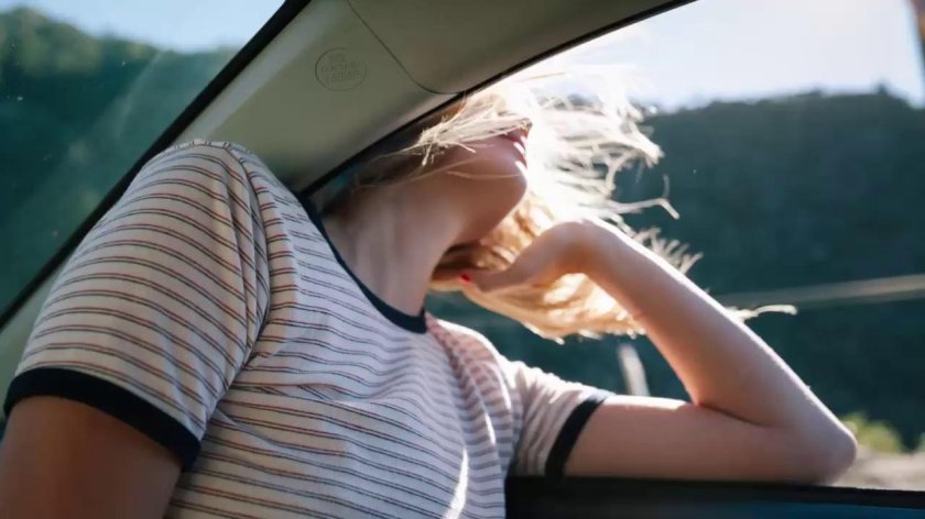 Блондинка в машине