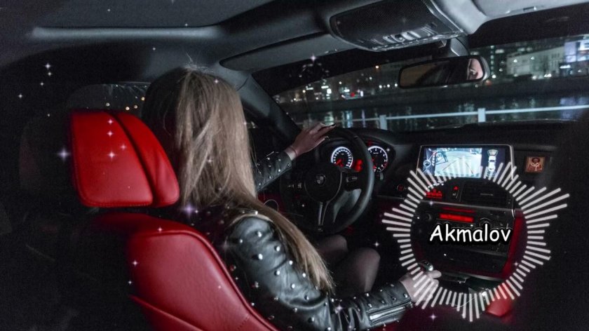 Девушка в салоне автомобиля