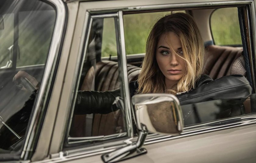 Девушка в окне автомобиля