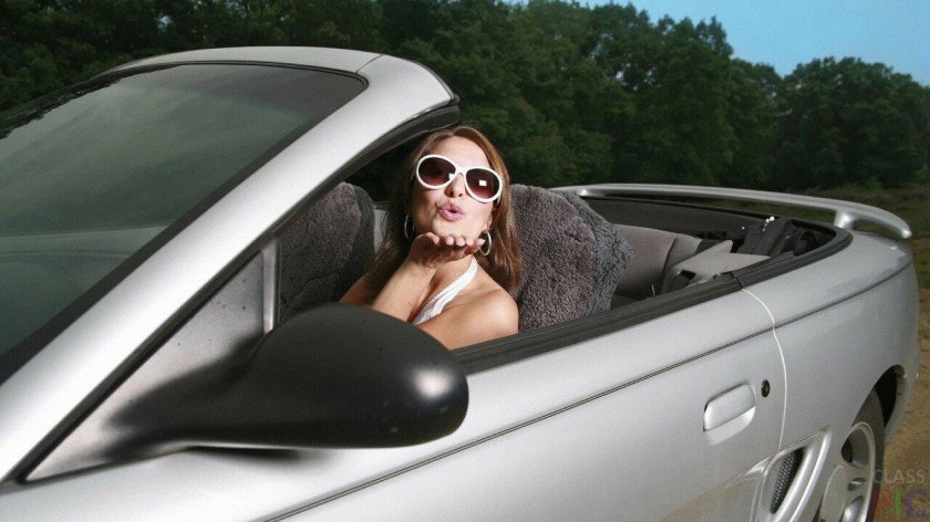 Девушка в кабриолете